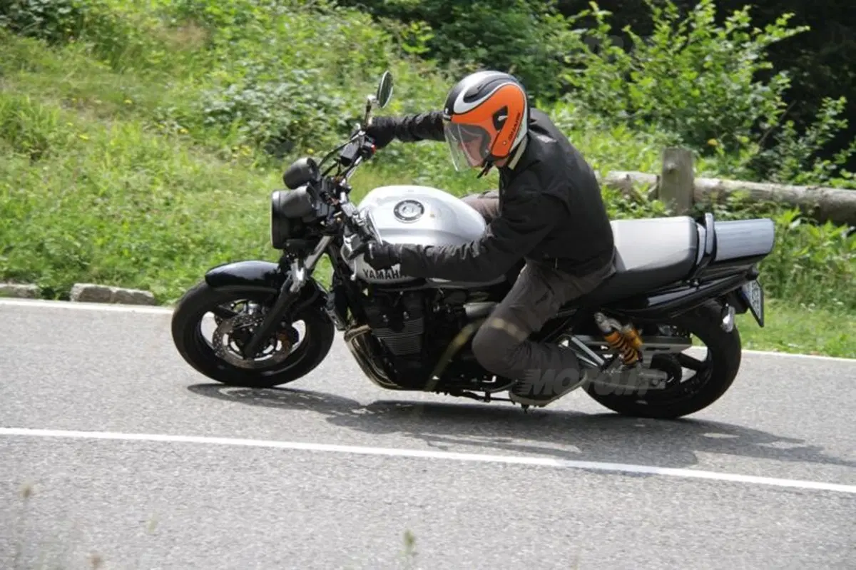 Yamaha XJR1300 2013 (3)
