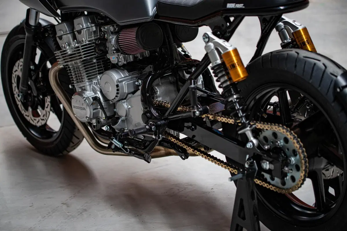 La Honda CB750 del 1993 diventa HB-Custom #39 (14)