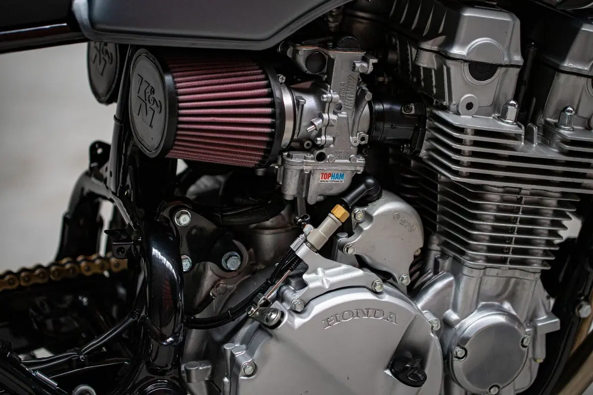 La Honda CB750 del 1993 diventa HB-Custom #39 (12)