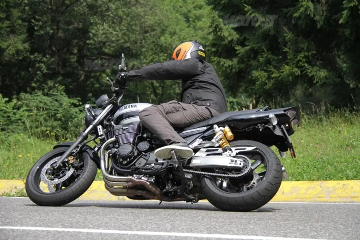 Yamaha XJR1300 2013 (8)