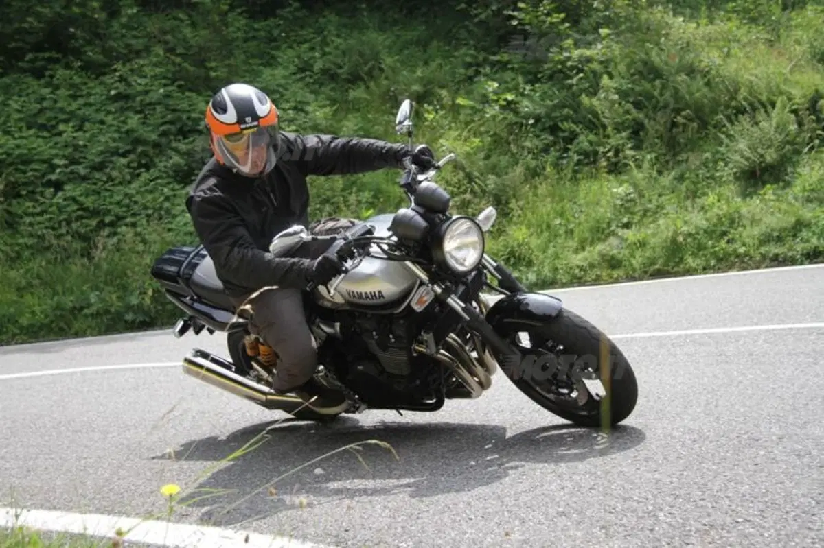 Yamaha XJR1300 2013 (9)