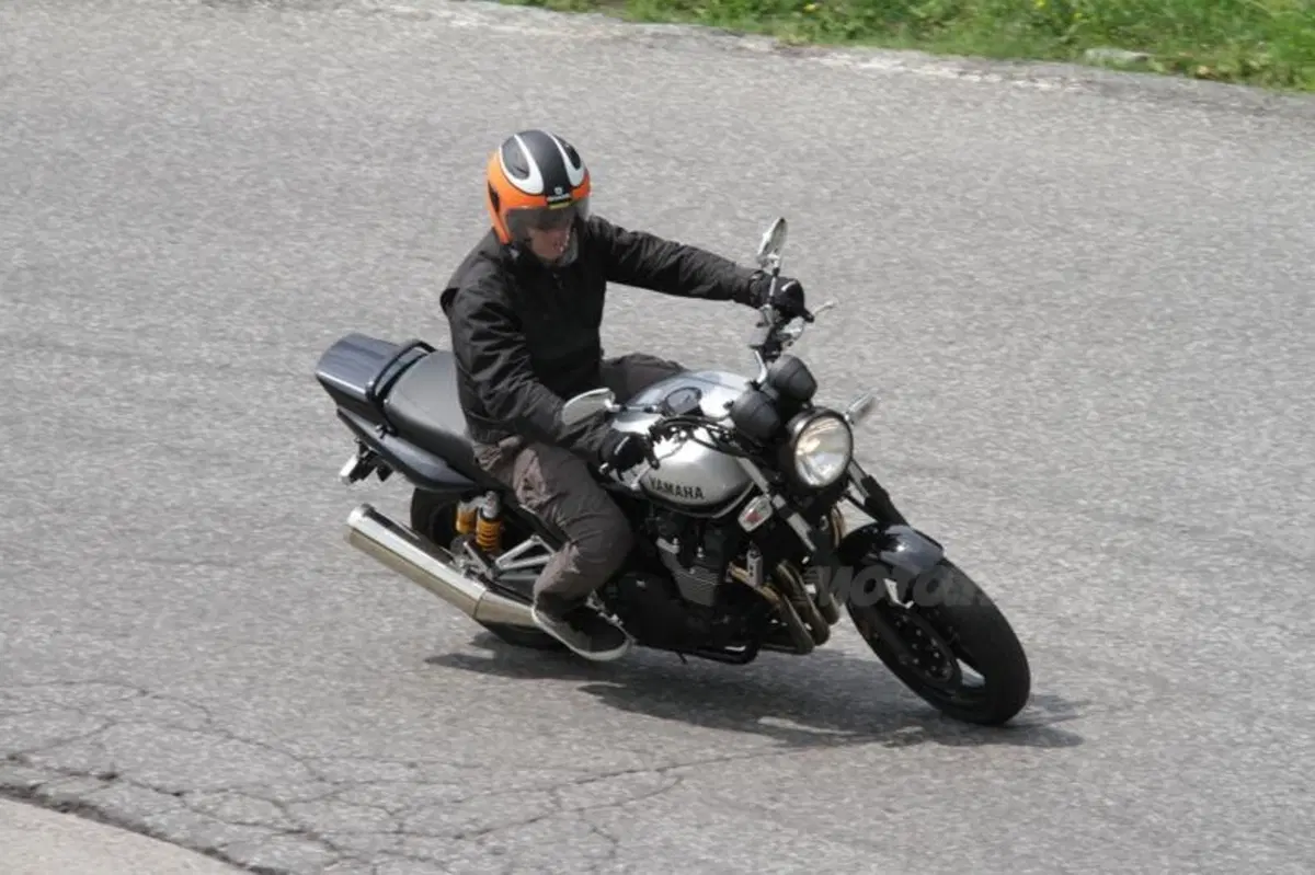 Yamaha XJR1300 2013 (13)