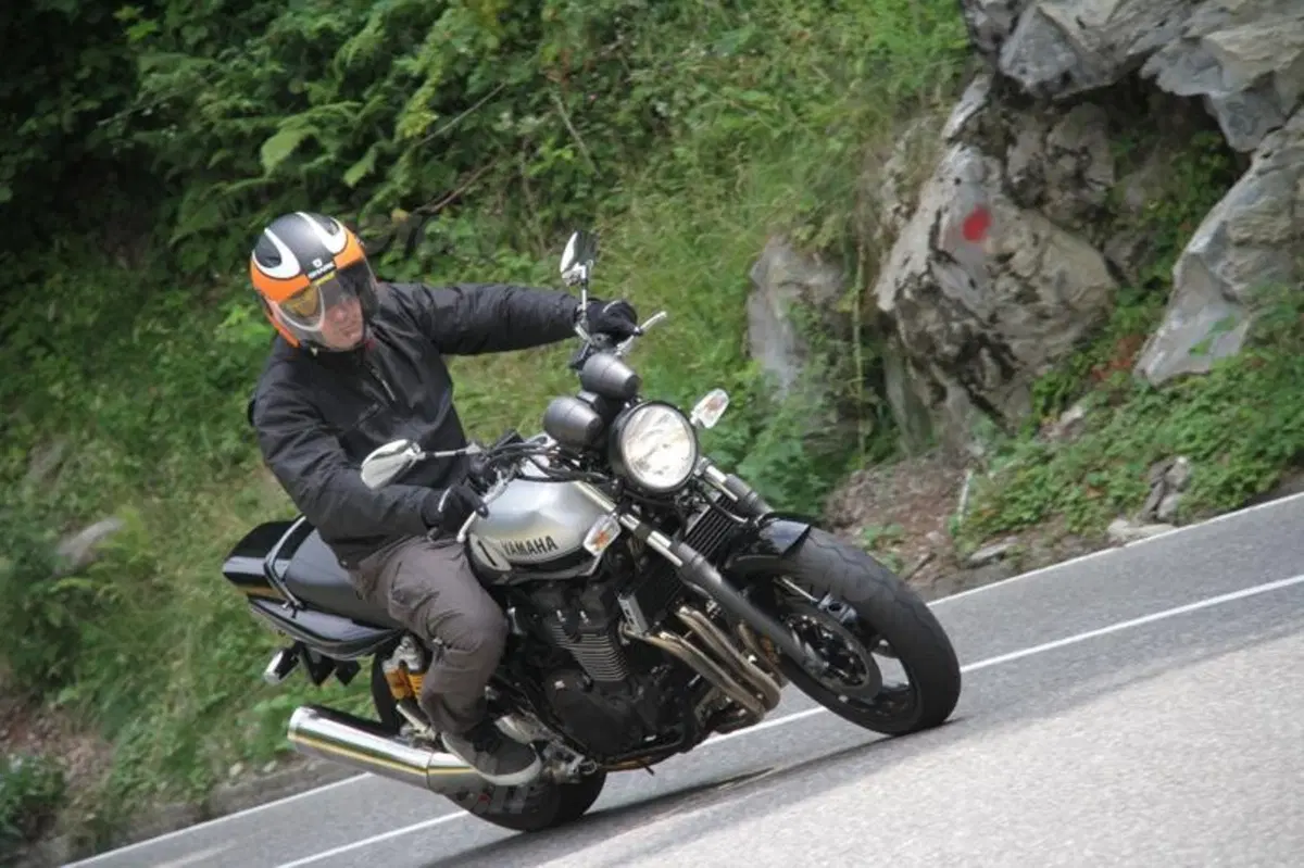 Yamaha XJR1300 2013 (17)