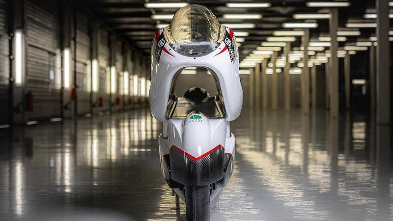 La moto elettrica con il buco punta al record di Max Biaggi