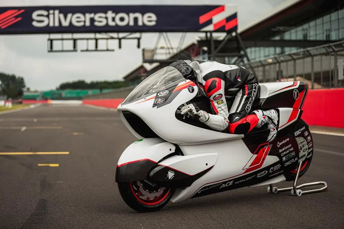 La moto elettrica con il buco punta al record di Max Biaggi (2)