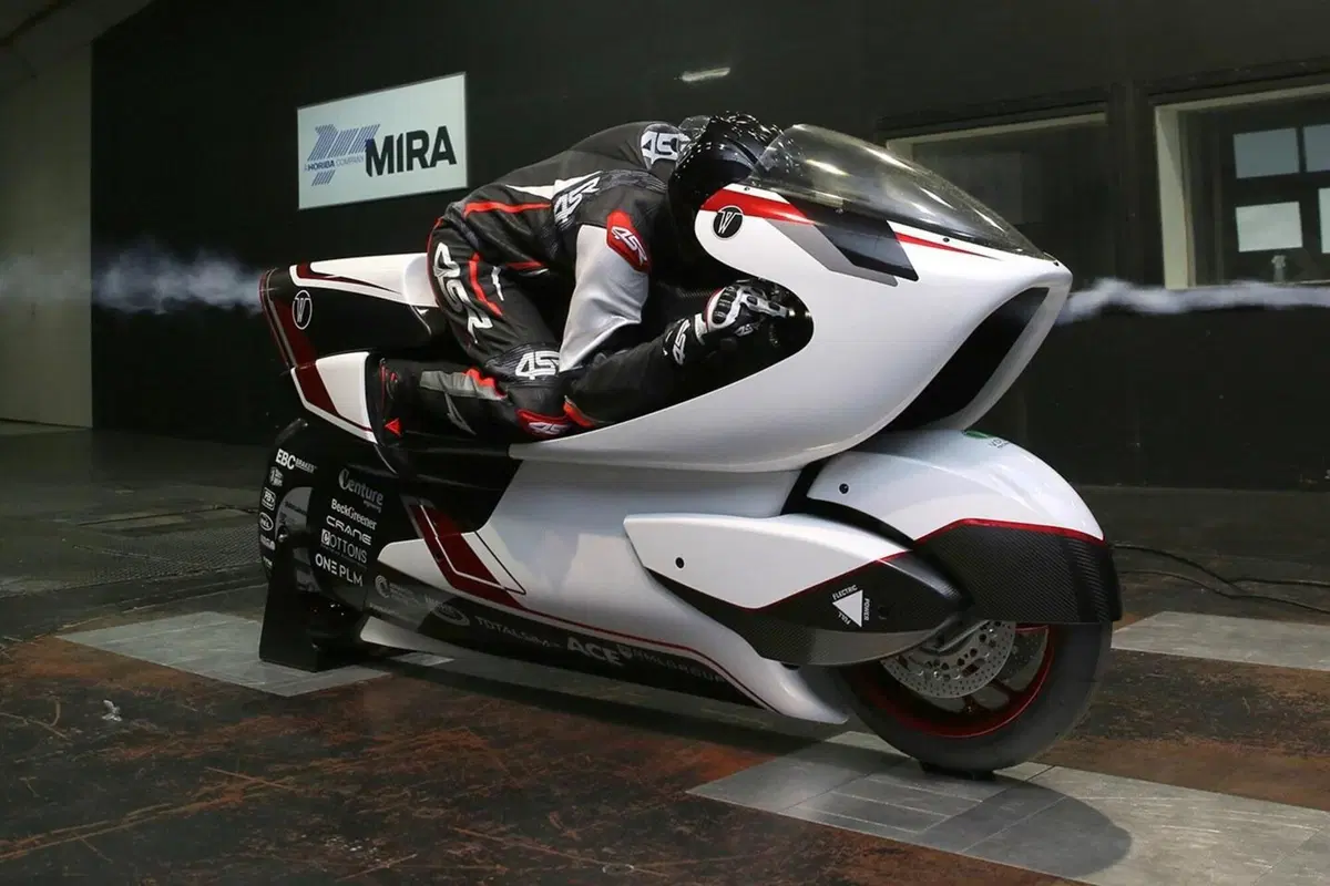 La moto elettrica con il buco punta al record di Max Biaggi