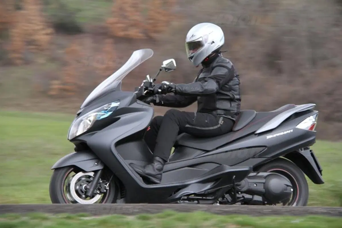 Suzuki Burgman 400 Lux (2)