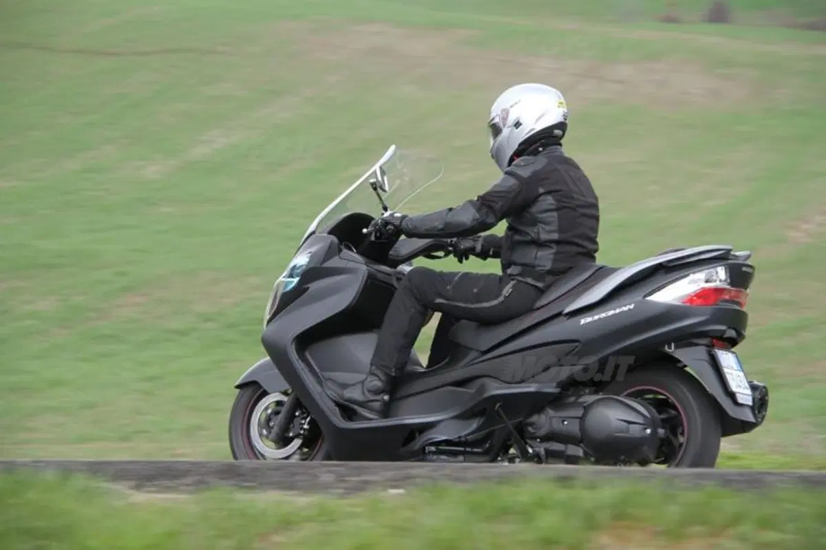 Suzuki Burgman 400 Lux (3)