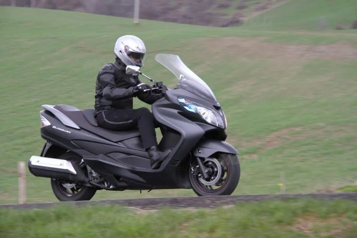 Suzuki Burgman 400 Lux (4)