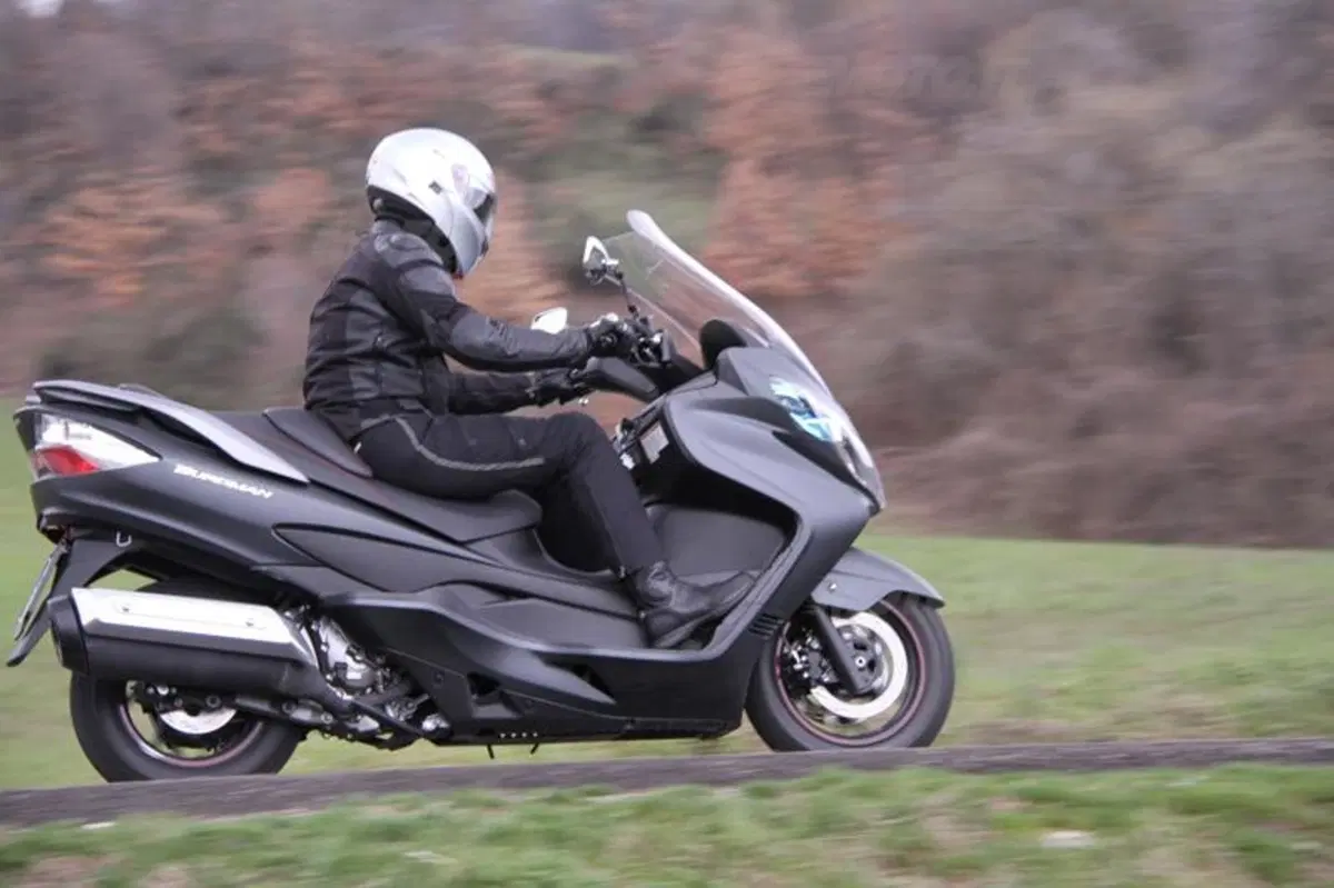 Suzuki Burgman 400 Lux (5)