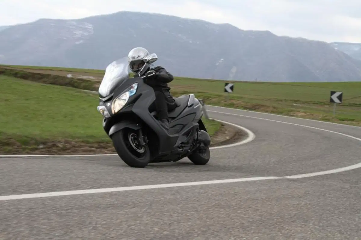 Suzuki Burgman 400 Lux (9)
