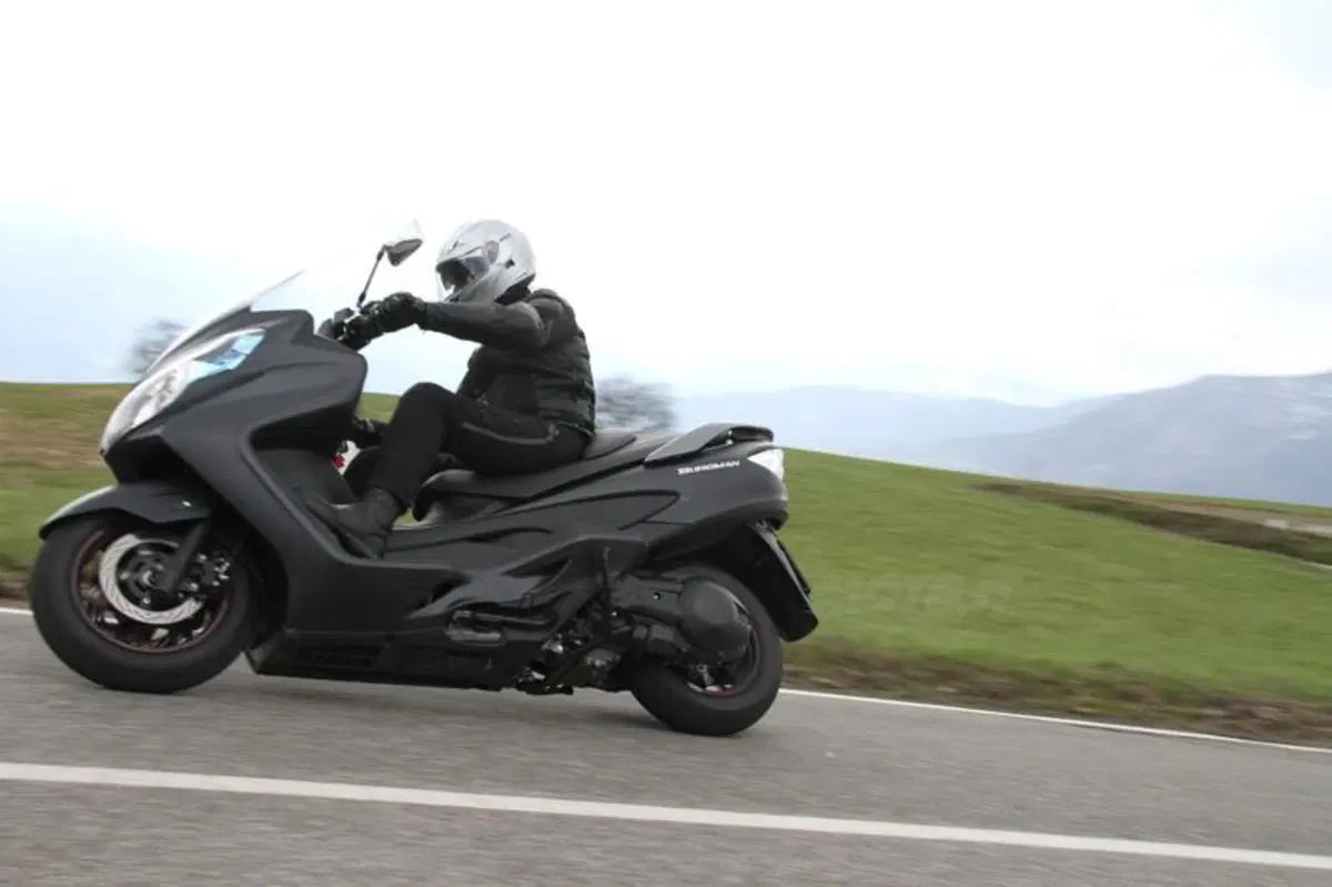 Suzuki Burgman 400 Lux (10)