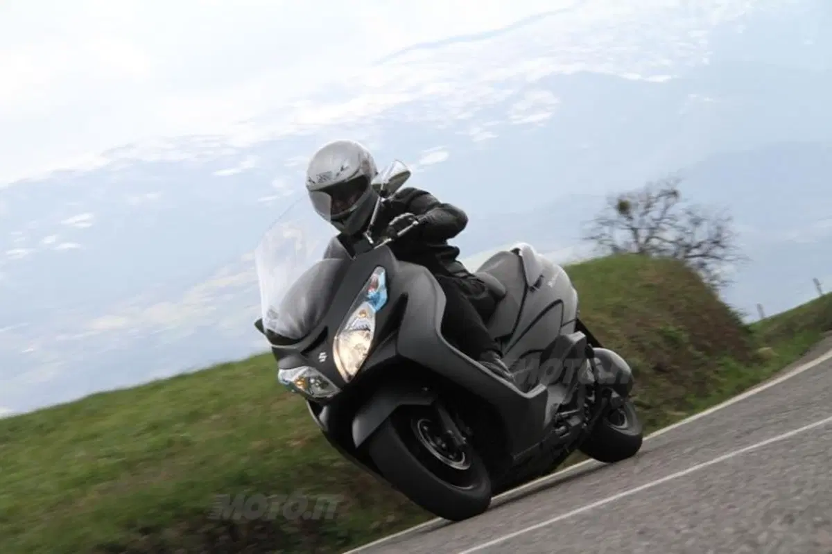Suzuki Burgman 400 Lux (11)