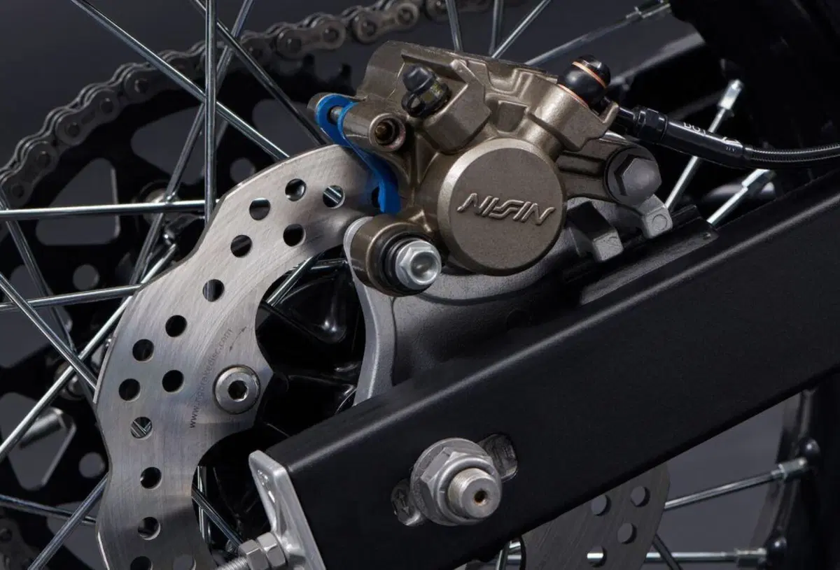 La Honda NX650 Dominator rivista da Earth Motorcycles (12)