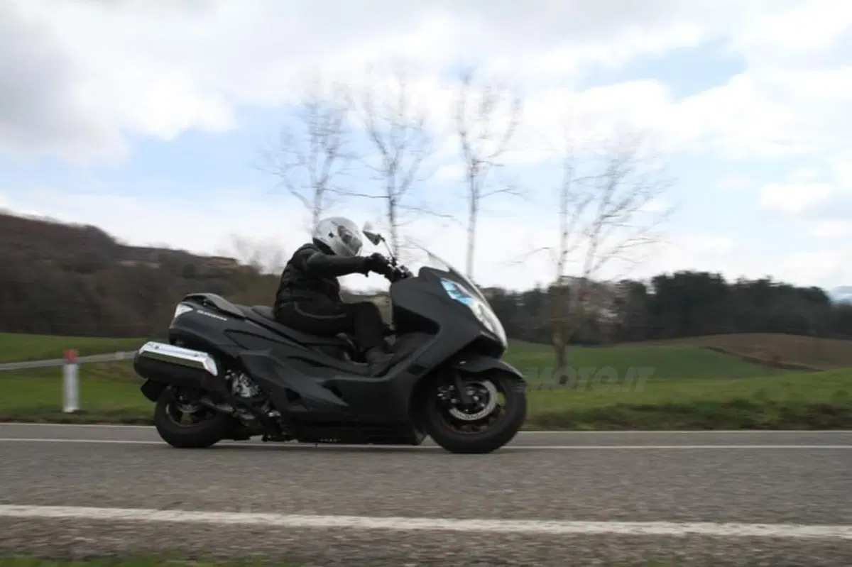 Suzuki Burgman 400 Lux (13)