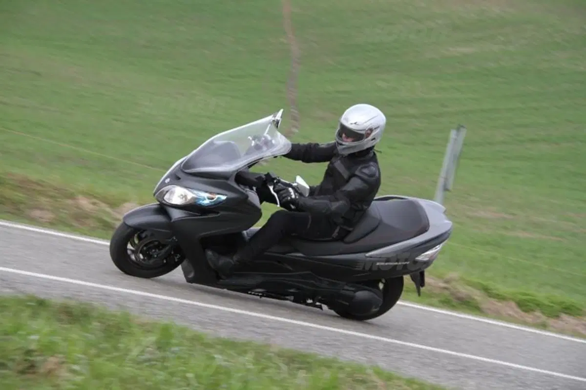 Suzuki Burgman 400 Lux (14)