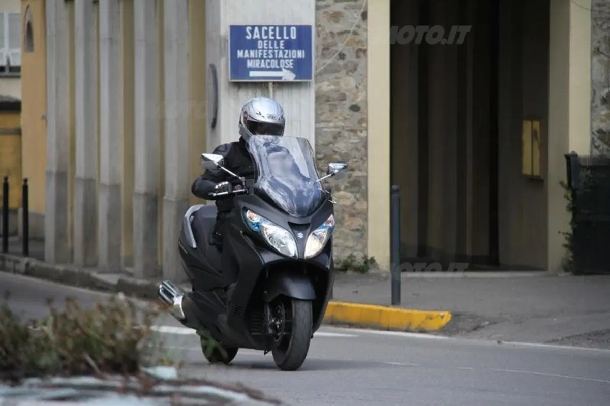 Suzuki Burgman 400 Lux (15)