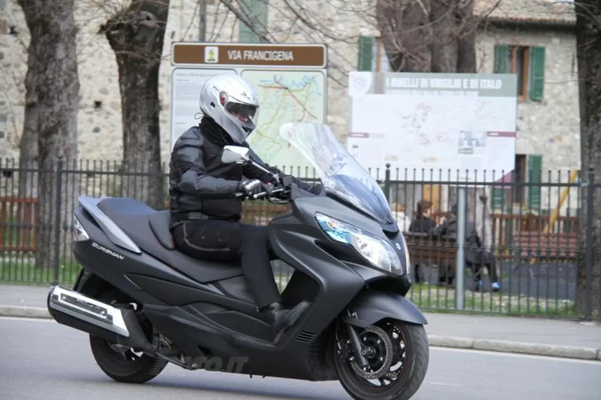 Suzuki Burgman 400 Lux (16)