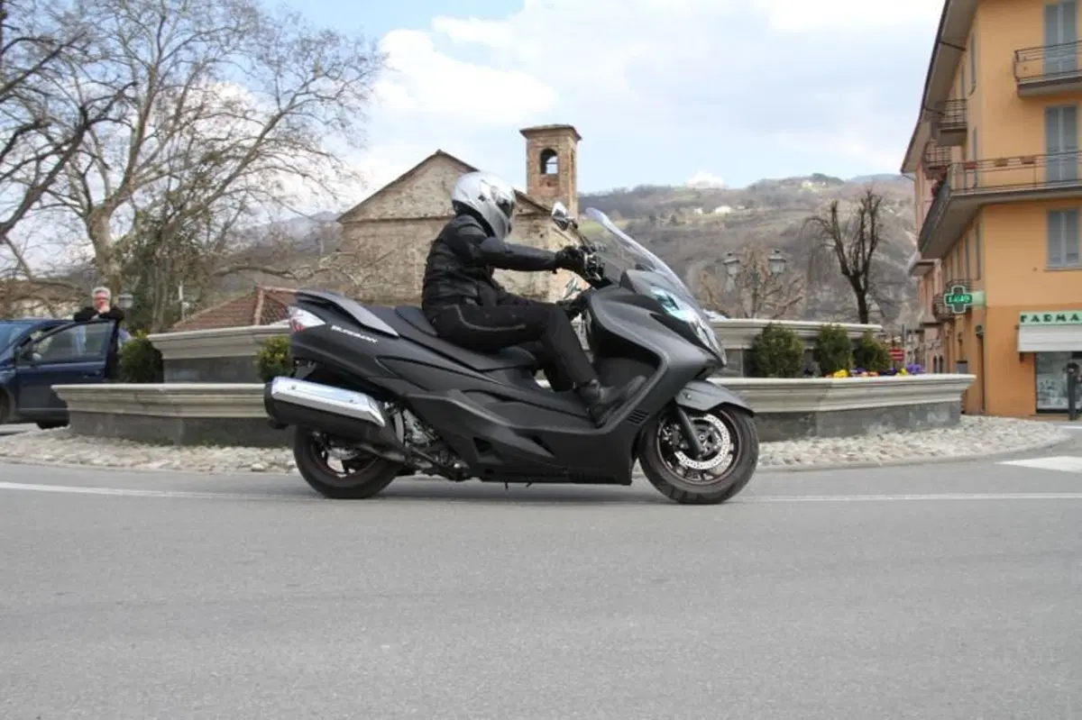 Suzuki Burgman 400 Lux (18)