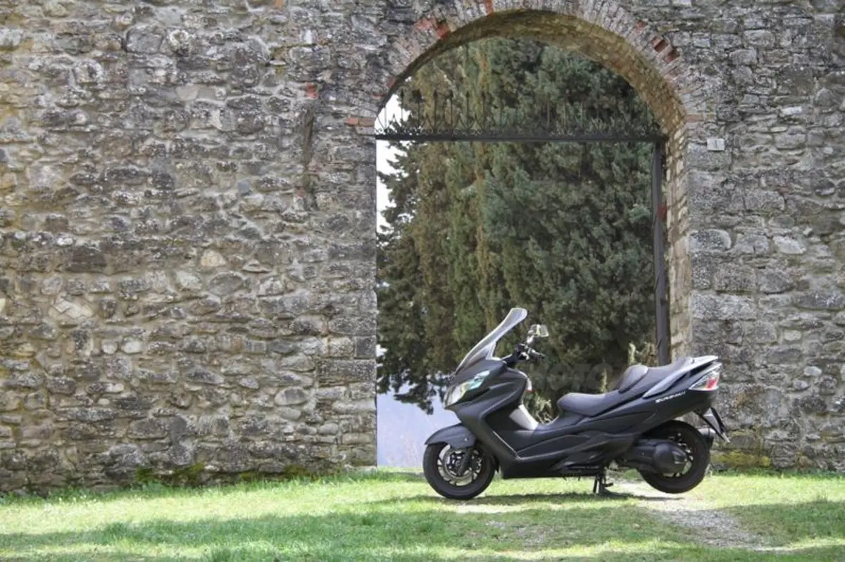 Suzuki Burgman 400 Lux (20)