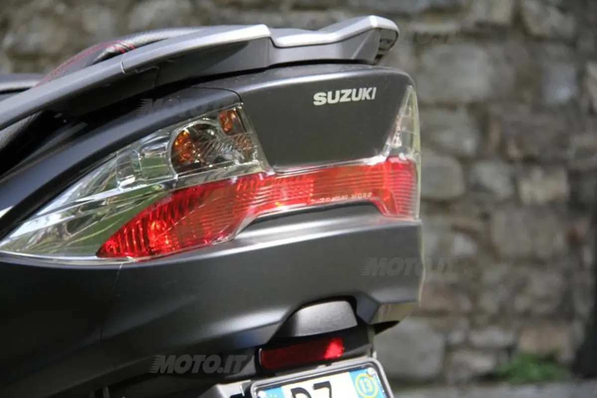 Suzuki Burgman 400 Lux (28)