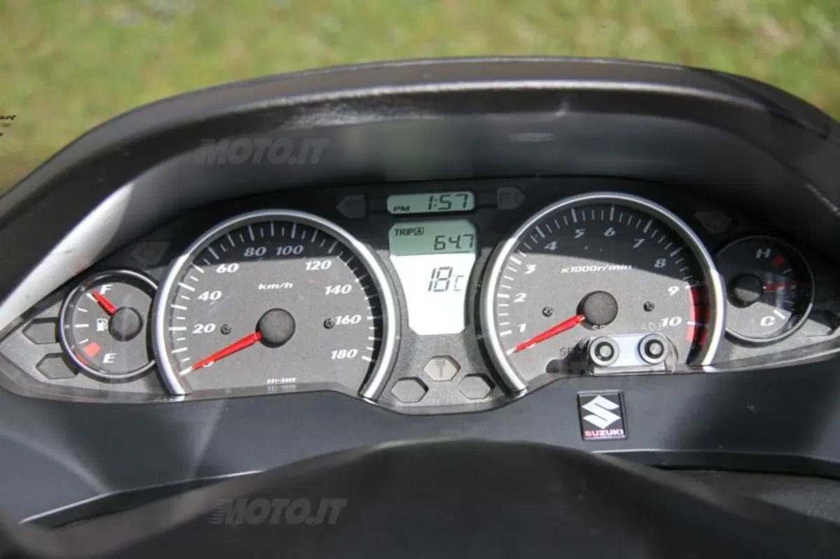 Suzuki Burgman 400 Lux (31)