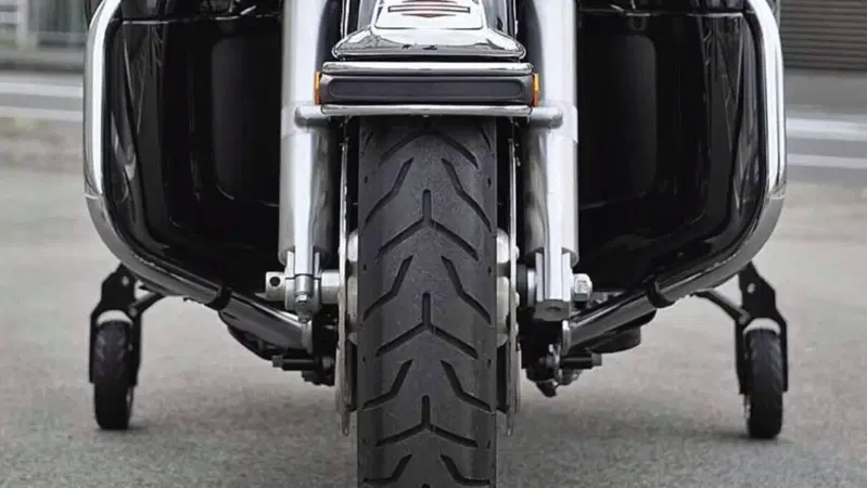 La moto &egrave; pesante da gestire? Ci sono le rotelle a scomparsa