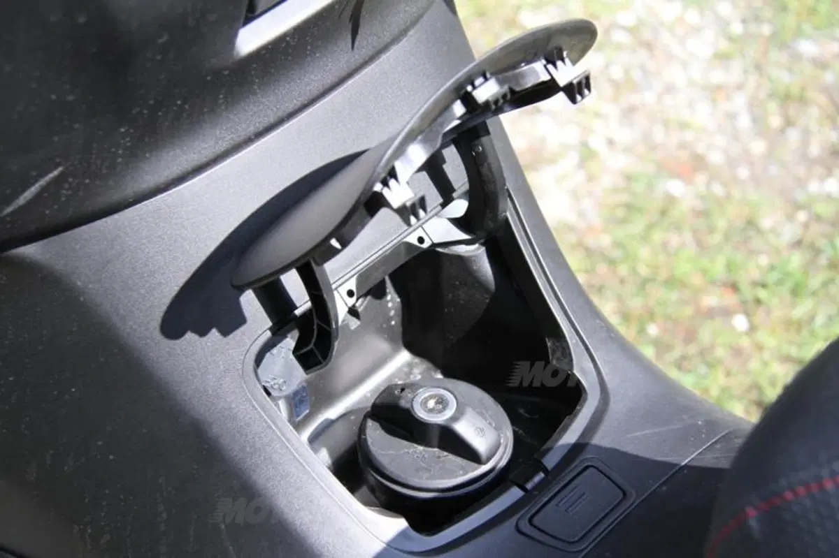 Suzuki Burgman 400 Lux (38)