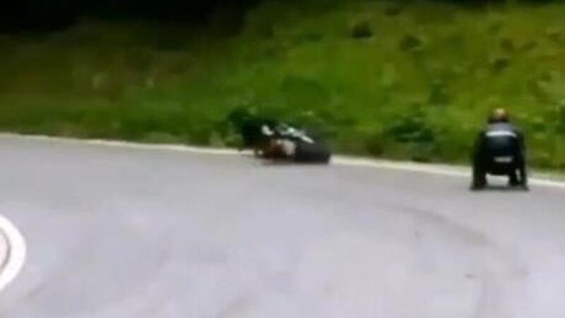 Moto crash: tornante e ginocchio a terra, ma a volte non basta neanche andare piano [VIDEO]