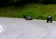 Moto crash: tornante e ginocchio a terra, ma a volte non basta neanche andare piano [VIDEO]