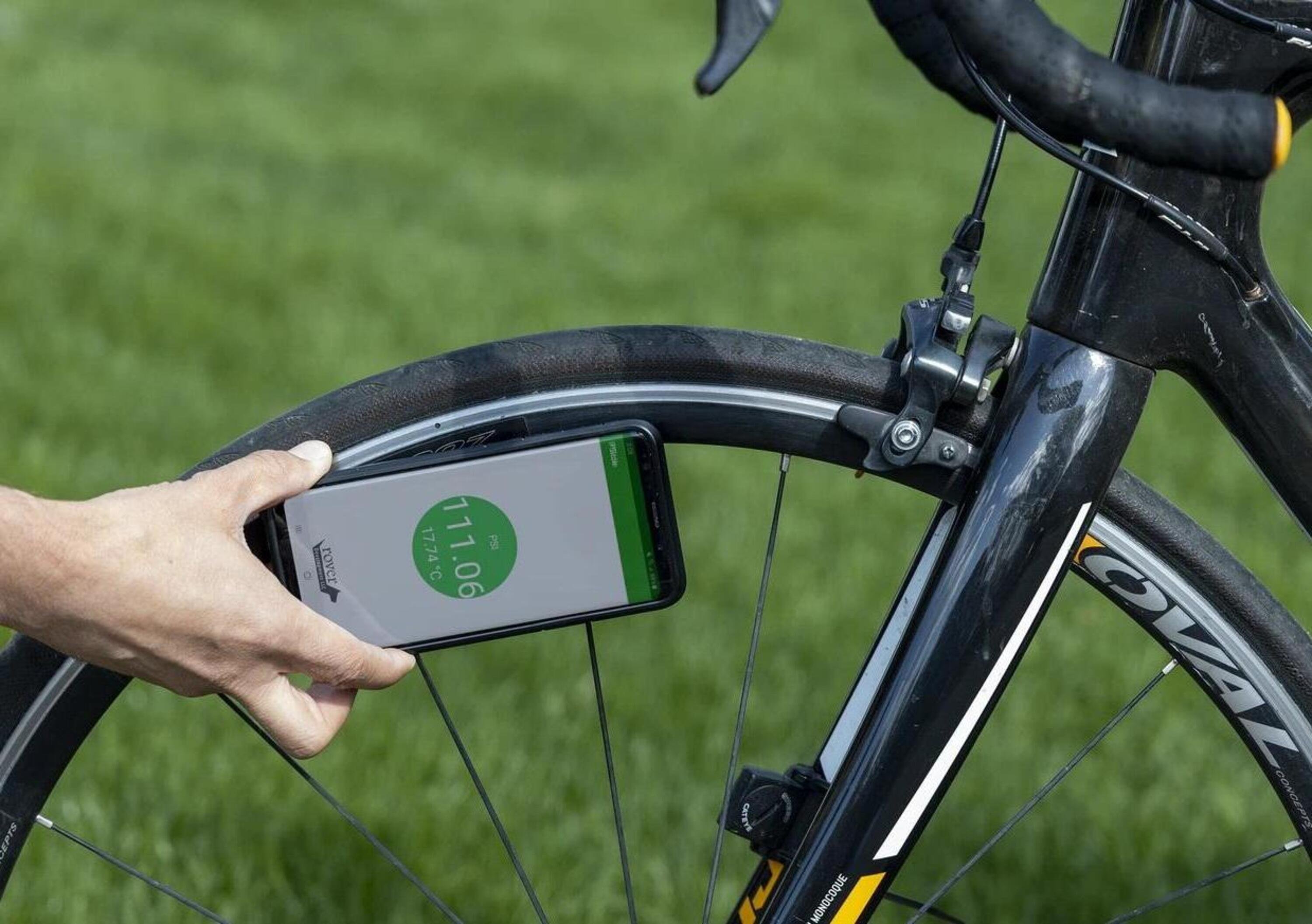 Controllare la pressione delle gomme della bici con lo smartphone