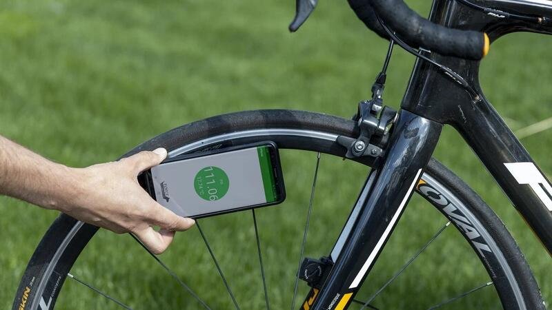 Controllare la pressione delle gomme della bici con lo smartphone