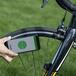 Controllare la pressione delle gomme della bici con lo smartphone