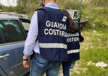 Portoferraio, 38 veicoli tra auto e moto trovati in una discarica abusiva