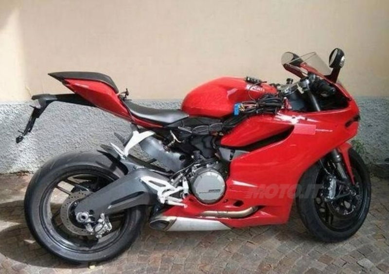 Nuova Ducati Panigale 899, via il monobraccio