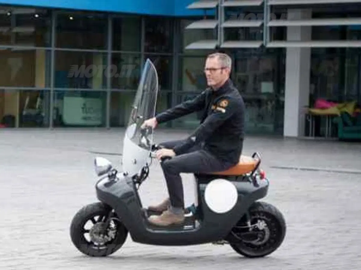 Canapa, lino e niente benzina per l'eco-scooter Be.e (9)