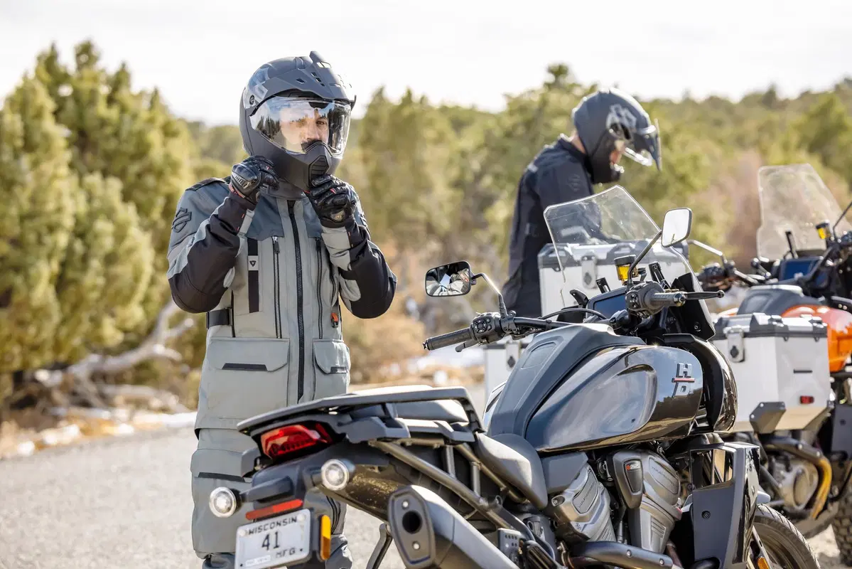 Harley-Davidson e REV'IT! insieme per una nuova linea di abbigliamento dedicato all'adventure touring (2)