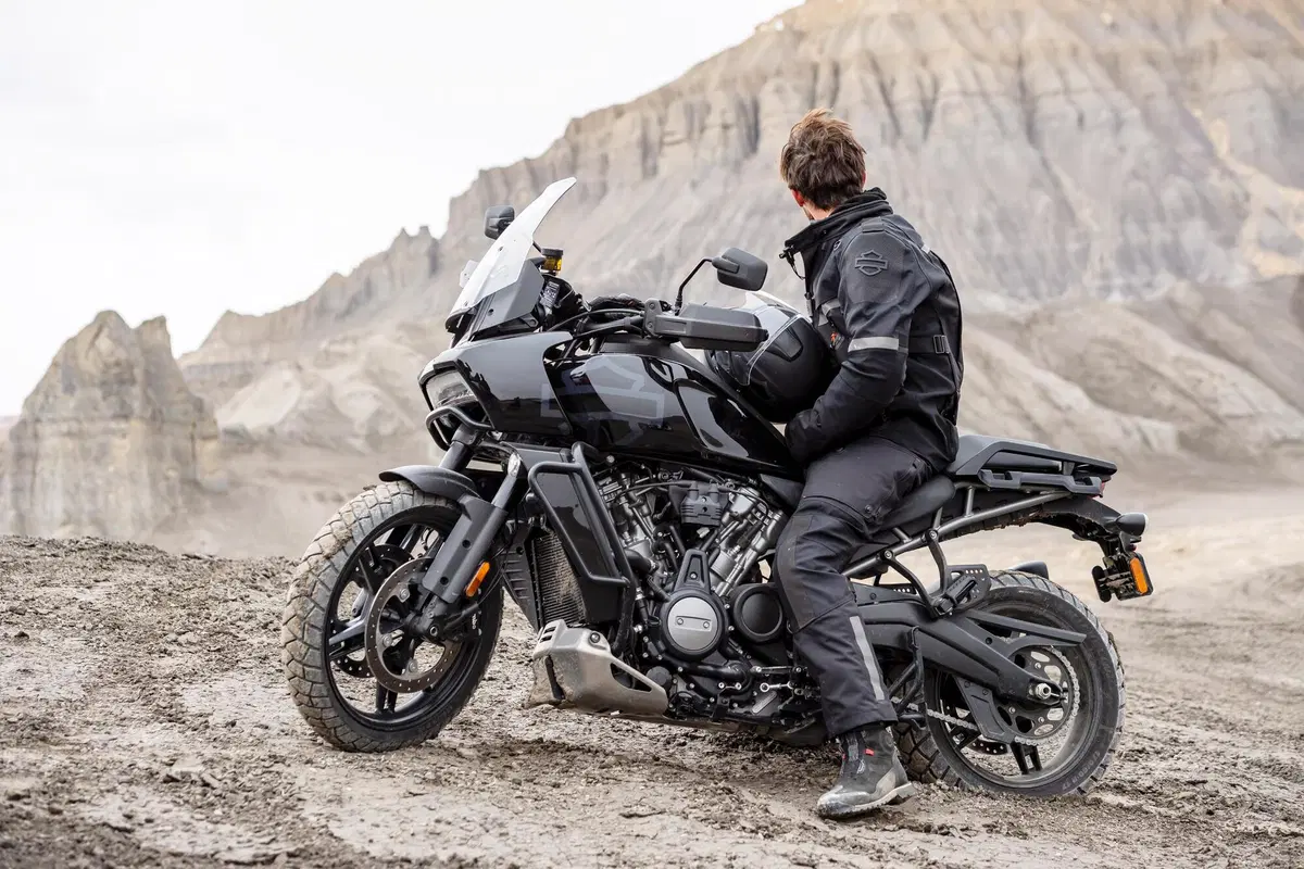 Harley-Davidson e REV'IT! insieme per una nuova linea di abbigliamento dedicato all'adventure touring (4)