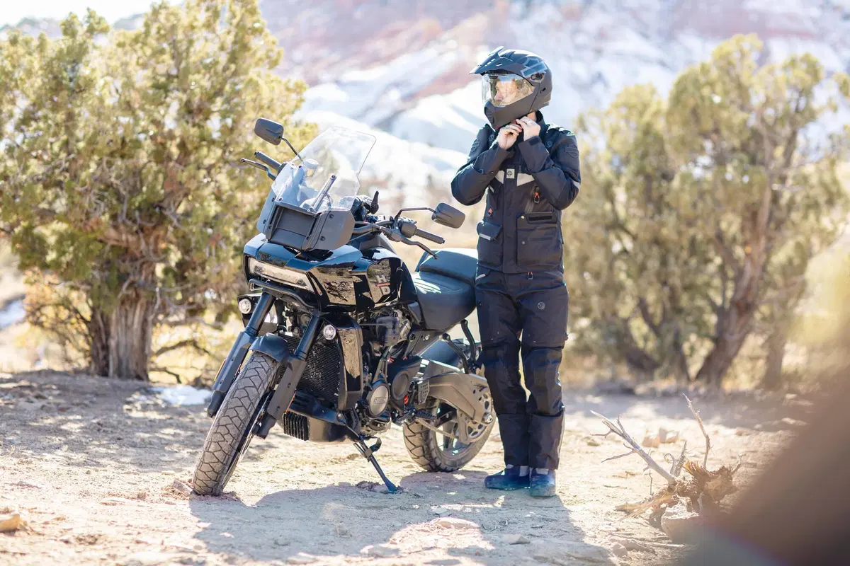 Harley-Davidson e REV'IT! insieme per una nuova linea di abbigliamento dedicato all'adventure touring (5)