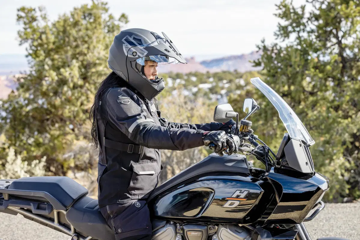 Harley-Davidson e REV'IT! insieme per una nuova linea di abbigliamento dedicato all'adventure touring (7)