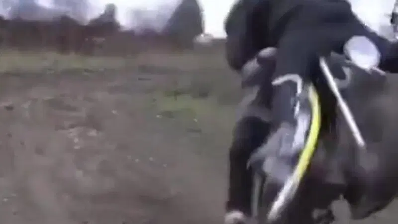 Moto custom, sterrato e trampoli: l'acrobazia pi&ugrave; mal riuscita di sempre [VIDEO VIRALE]