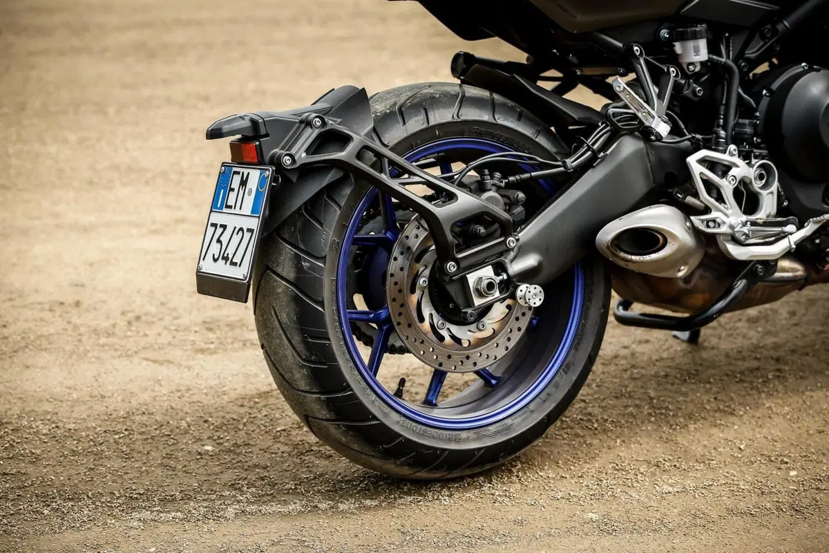 Yamaha Niken: crazy test contro il campione di Flat Track Marco Belli!  (6)