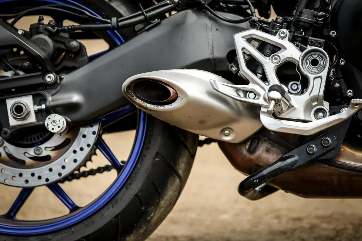 Yamaha Niken: crazy test contro il campione di Flat Track Marco Belli!  (10)