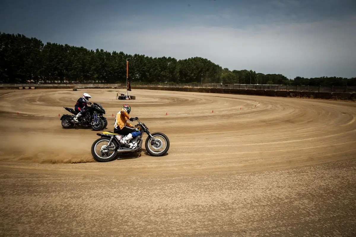 Yamaha Niken: crazy test contro il campione di Flat Track Marco Belli!  (32)