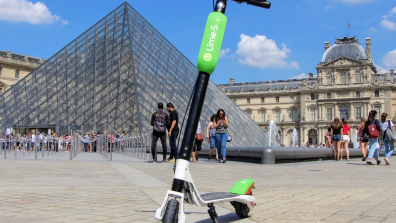 Parigi, ultimatum del sindaco Hidalgo: monopattini elettrici a velocit&agrave; ridotta