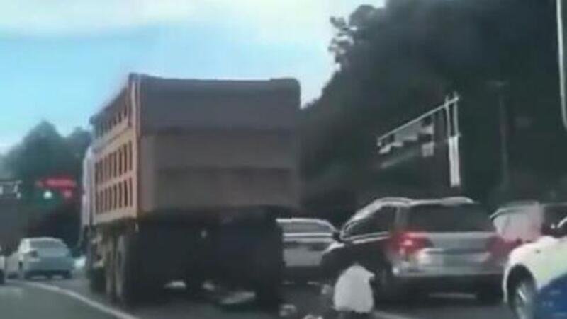 Con il maxiscooter sotto un camion: scooterista miracolato [VIDEO]