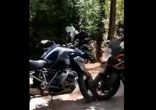 Moto crash: KTM Super Adventure contro BMW R1200GS, ma non è una comparativa [VIDEO]