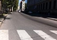 Betoniera perde olio, motociclisti per terra a Milano