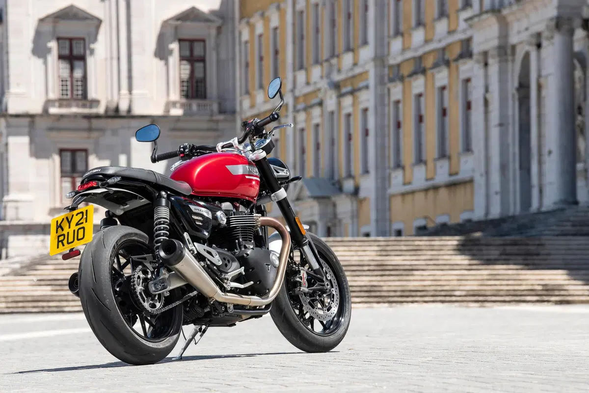 Triumph Speed Twin 2021: evoluzione sportiva