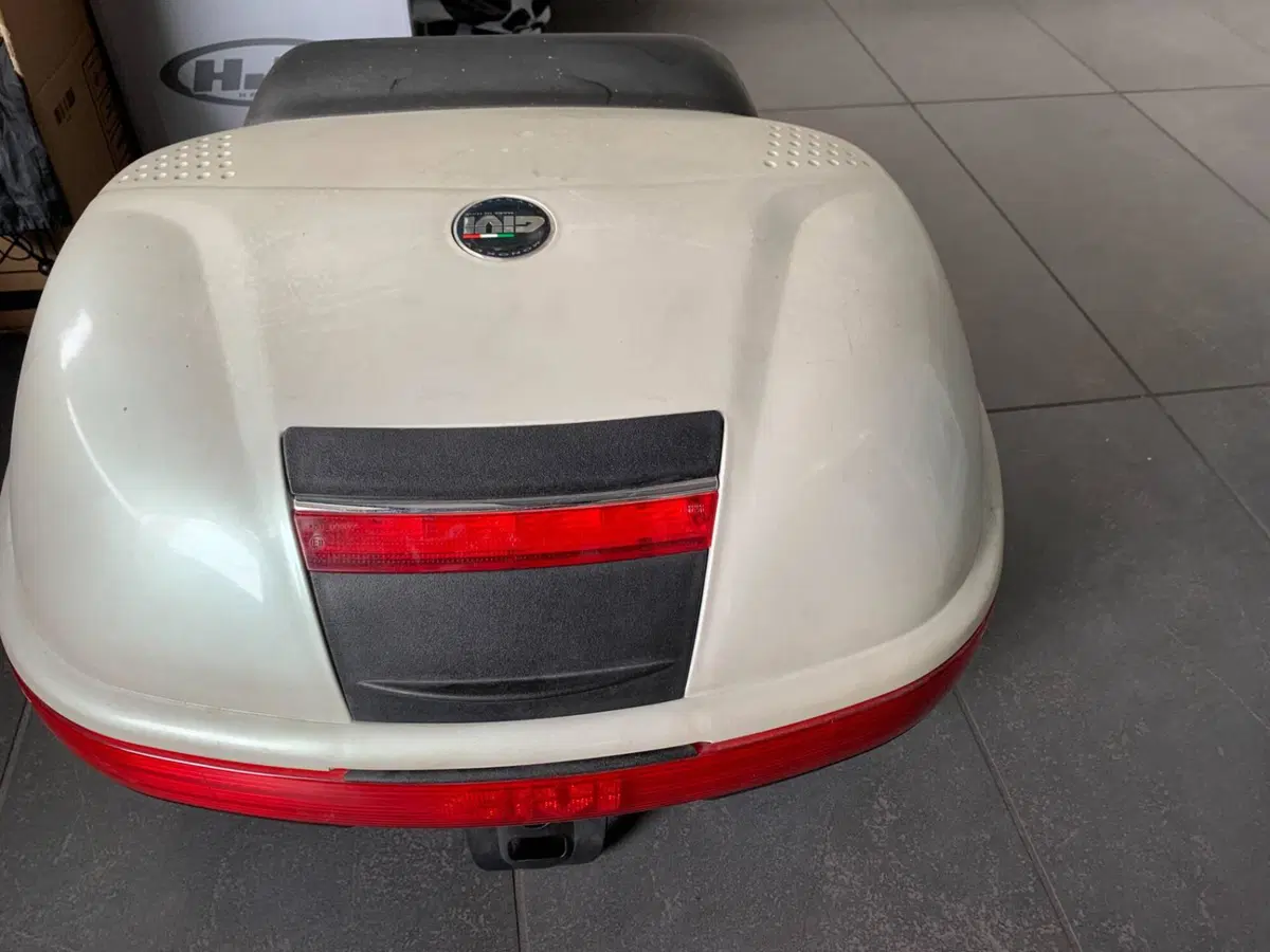 BAULETTO GIVI 46 LITRI GRIGIO CHIARO MET (2)